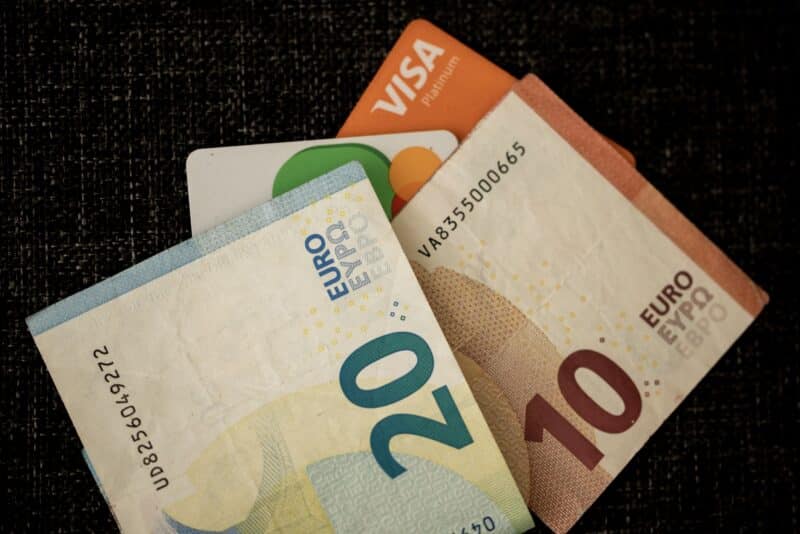 Dinheiro em viagem internacional: espécie, cartão ou conta digital? A estratégia que economiza de verdade