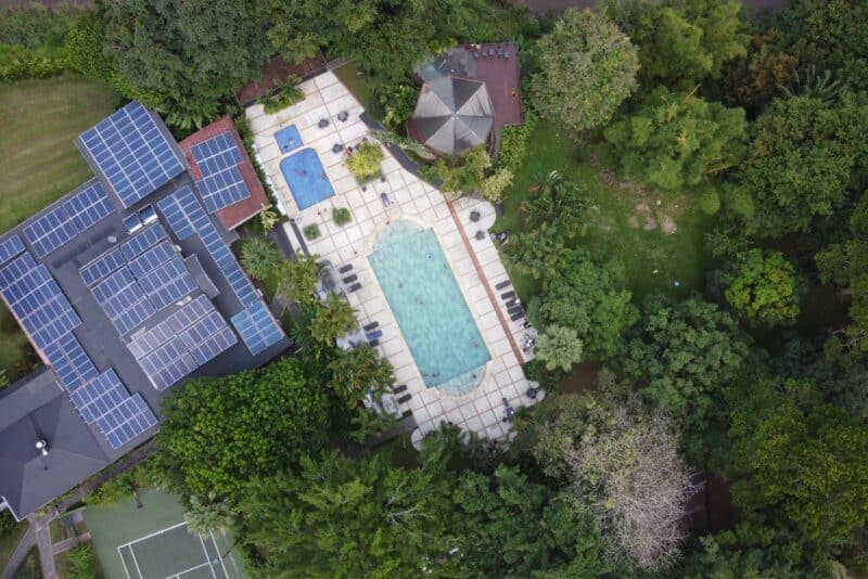 Hospedagem sustentável: como reconhecer hotéis realmente ecológicos e fugir do greenwashing