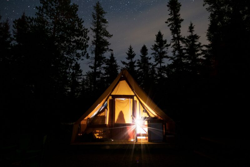 Glamping: o acampamento de luxo que une natureza e conforto sem abrir mão da cama de verdade