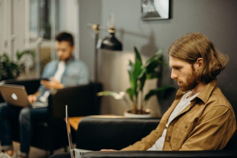 Coliving e hospedagem para nômades digitais: onde ficar quando o trabalho viaja com você