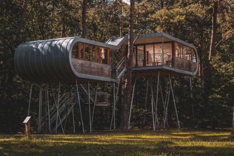 Hospedagens alternativas pelo mundo: de hotéis-cápsula a mosteiros, experiências que valem a viagem